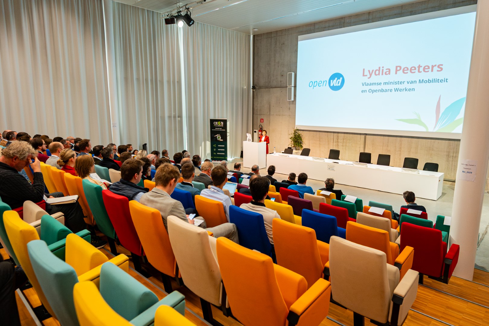 Eventfotografie voor bedrijven – JLM Agency legt keynote evenement vast met volle zaal en presentatiescherm